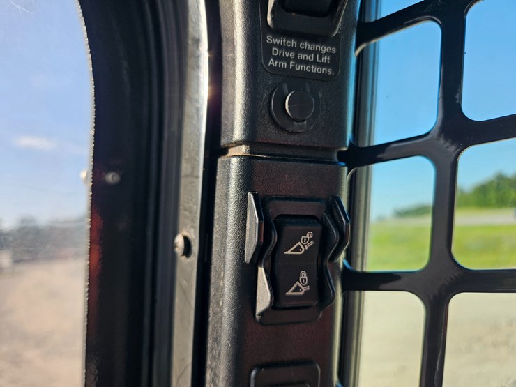 2022-bobcat-t770-image-40