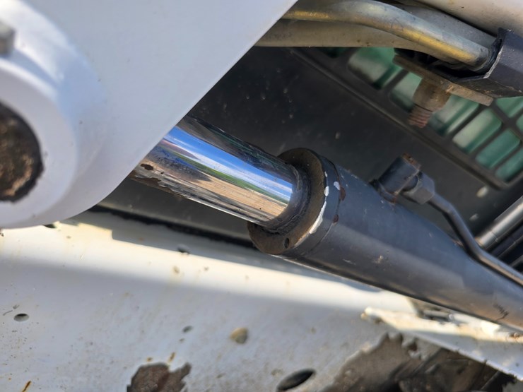 2012-bobcat-t180-image-42