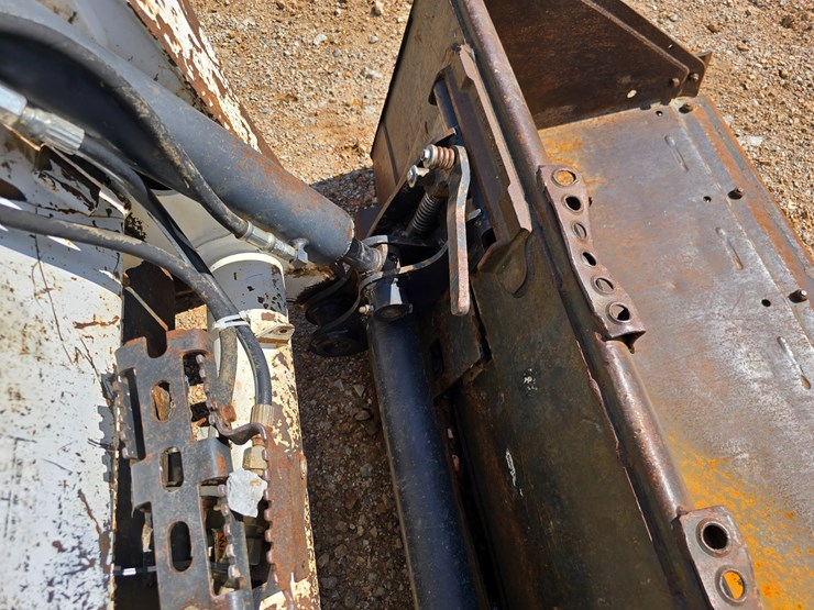 2013-bobcat-t590-image-32