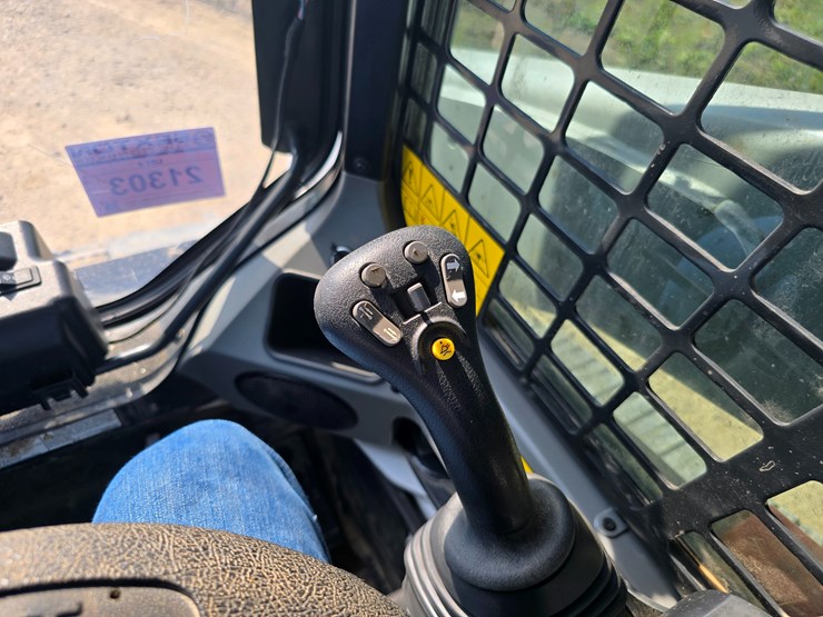 2024-bobcat-t770-image-73