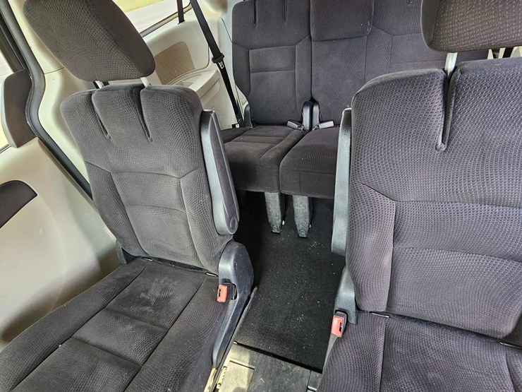 2014-dodge-grand-caravan-image-50