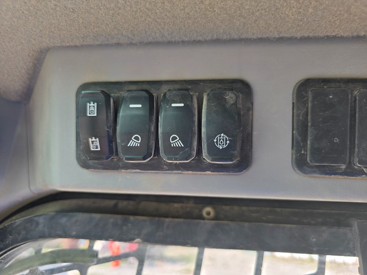 2020-caterpillar-259d3-image-82