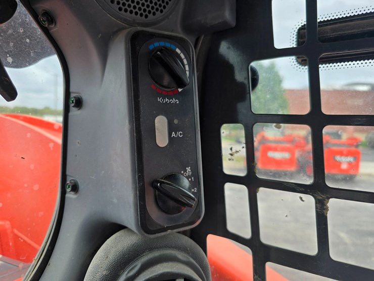 2019-kubota-ssv75-image-61