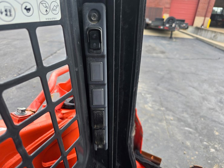 2019-kubota-ssv75-image-63