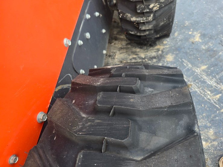 2019-kubota-ssv75-image-34