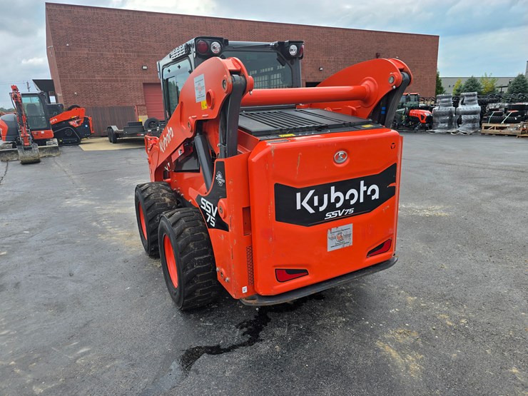 2023-kubota-ssv75-image-12