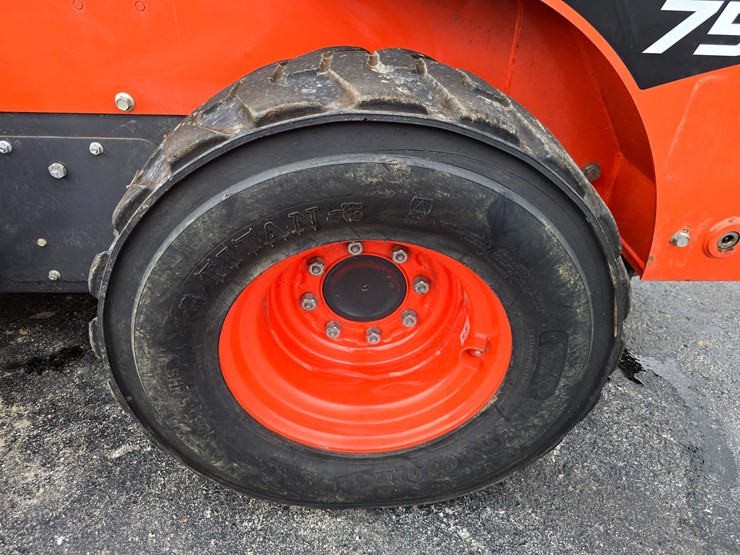 2023-kubota-ssv75-image-40