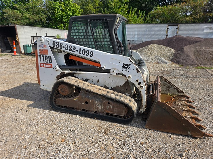 2012-bobcat-t180-image-23