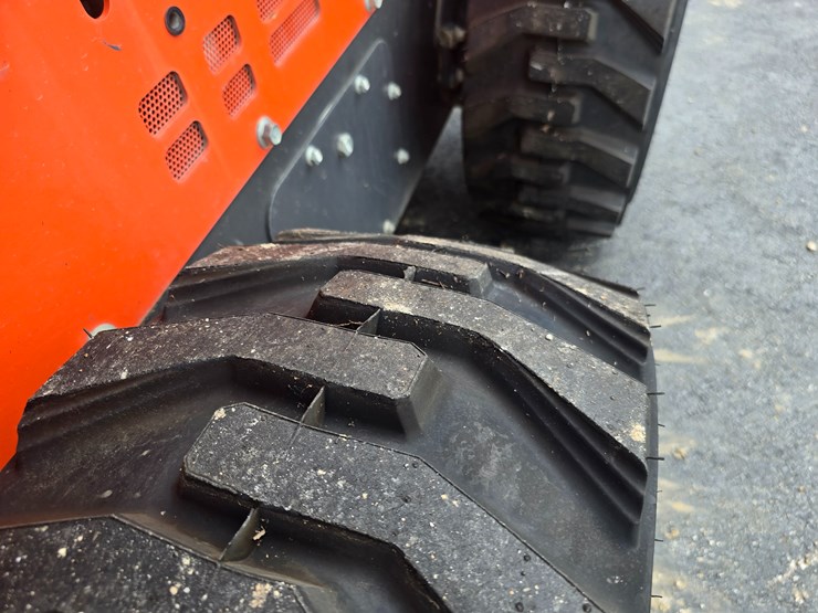 2019-kubota-ssv75-image-28