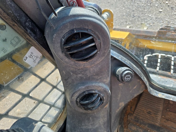 2020-caterpillar-259d3-image-91