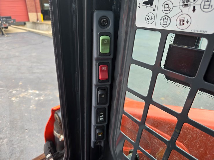 2023-kubota-ssv75-image-68