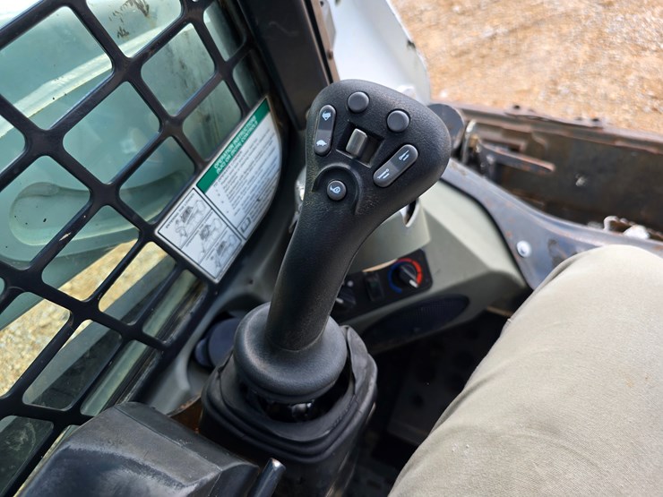 2013-bobcat-t590-image-54