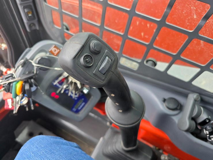 2023-kubota-ssv75-image-69