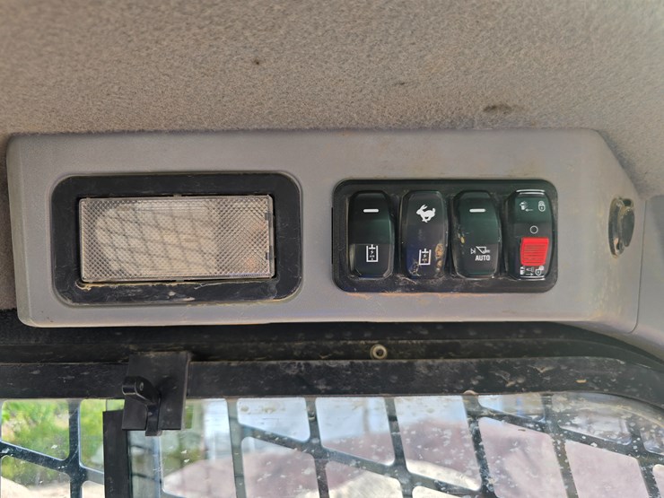 2020-caterpillar-259d3-image-80