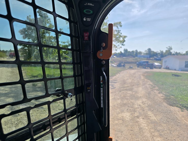 2024-bobcat-t770-image-64