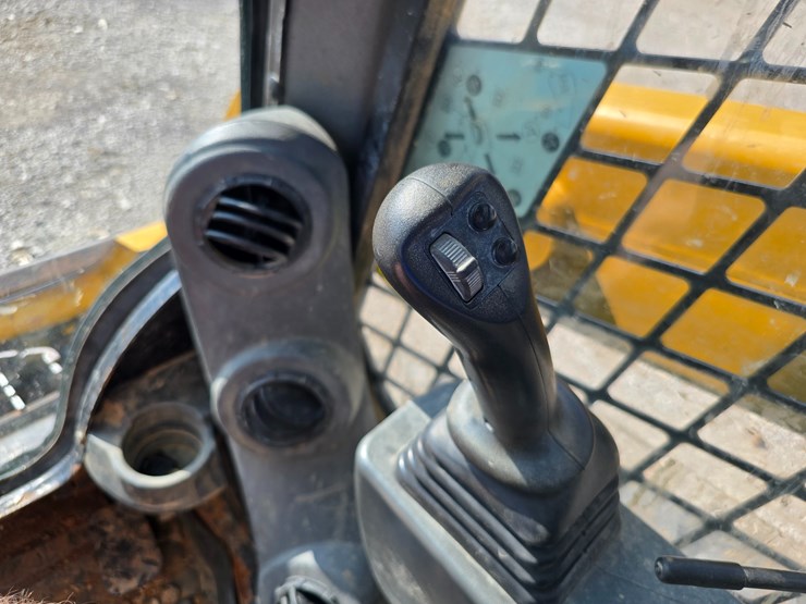 2020-caterpillar-259d3-image-84