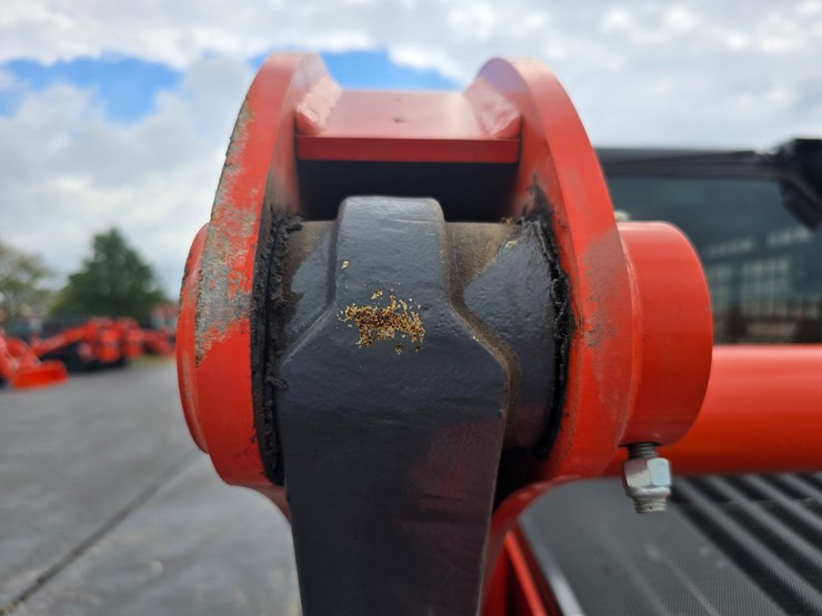 2023-kubota-ssv75-image-43