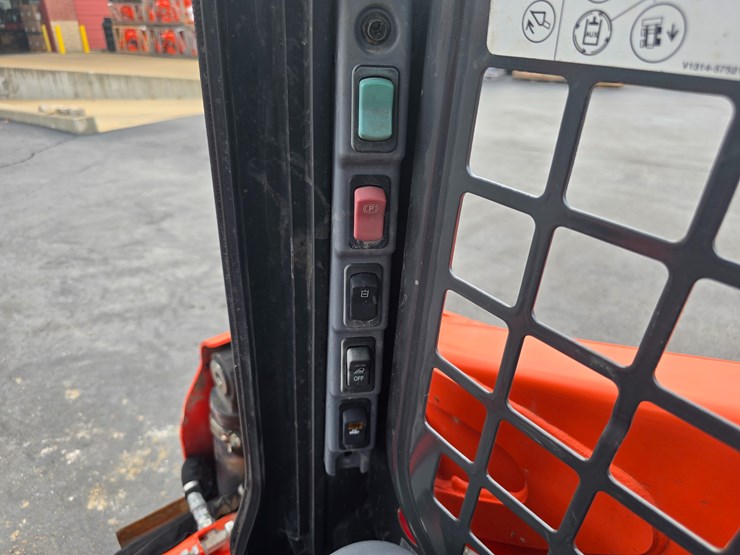 2019-kubota-ssv75-image-62