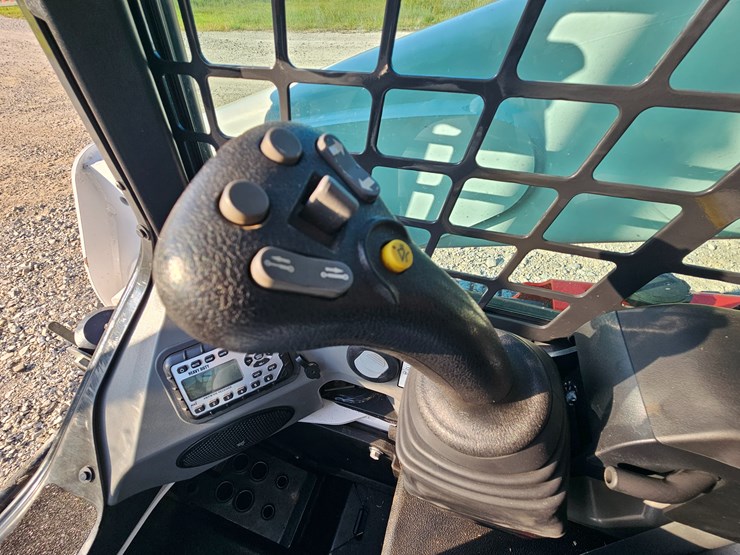 2022-bobcat-t770-image-36
