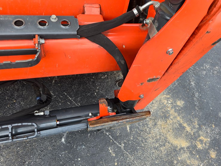 2023-kubota-ssv75-image-47