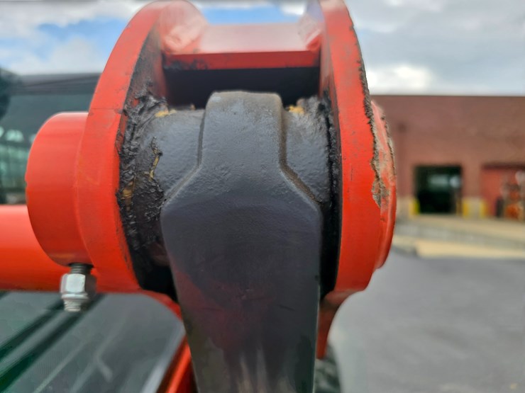 2023-kubota-ssv75-image-44