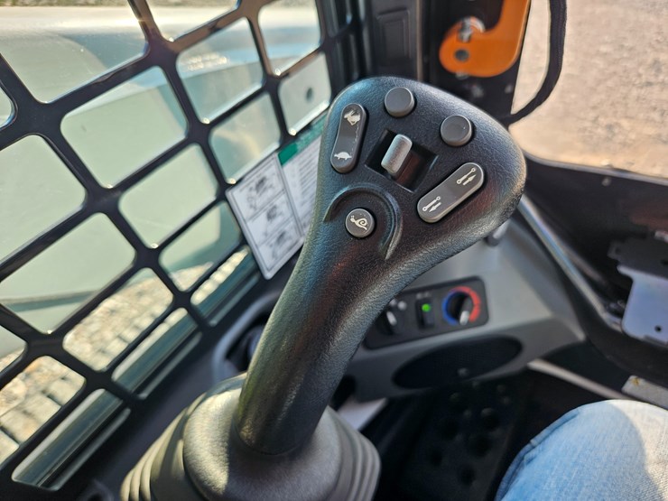 2022-bobcat-t770-image-47