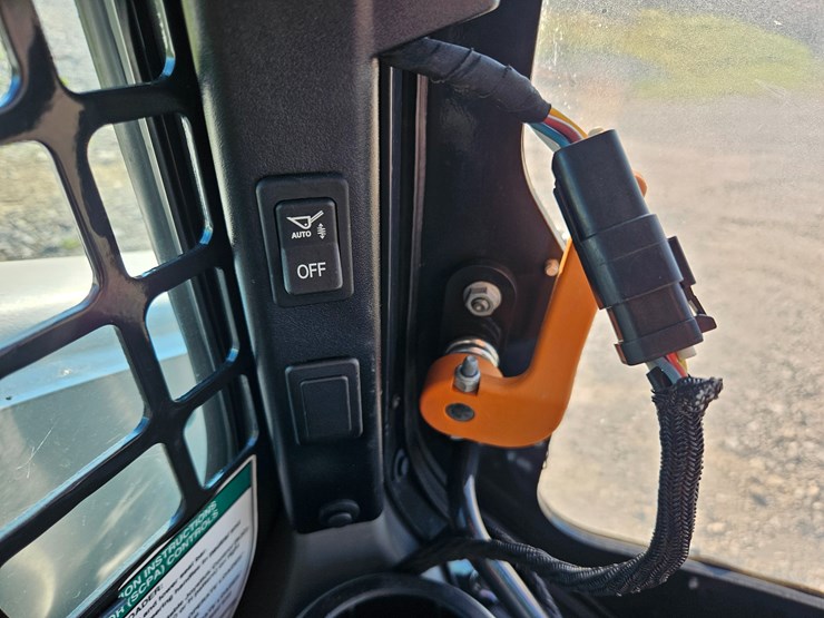 2022-bobcat-t770-image-45