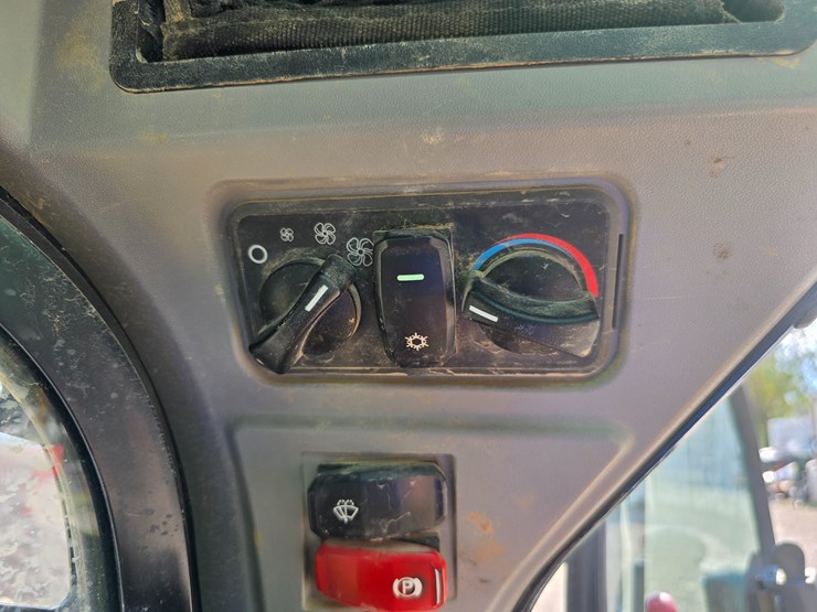 2020-caterpillar-259d3-image-81