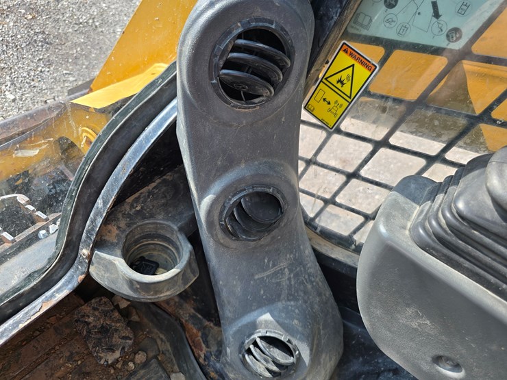 2020-caterpillar-259d3-image-92