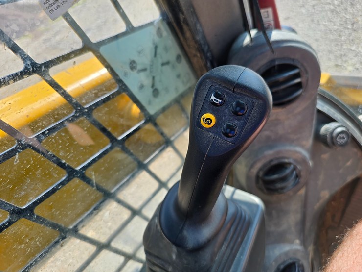 2020-caterpillar-259d3-image-85