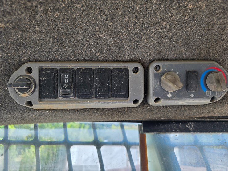 2012-bobcat-t180-image-68