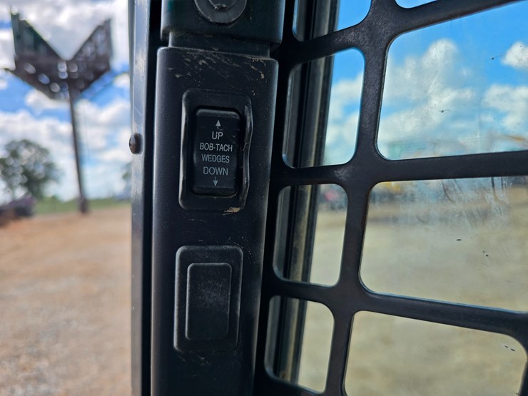 2013-bobcat-t590-image-57
