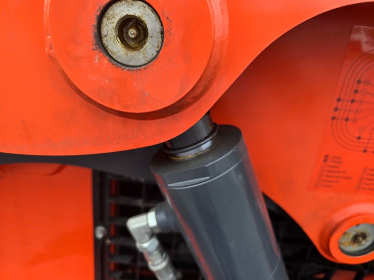 2023-kubota-ssv75-image-42