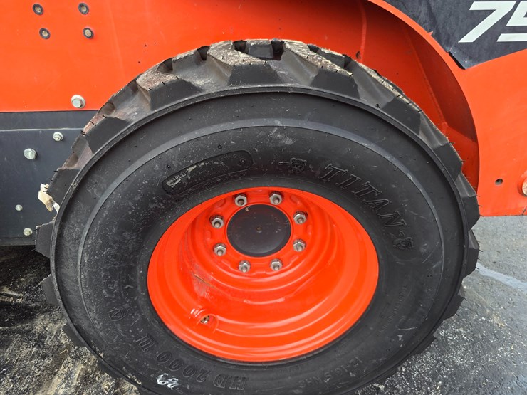 2019-kubota-ssv75-image-31