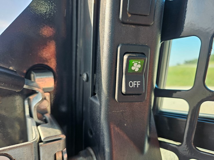 2022-bobcat-t770-image-39