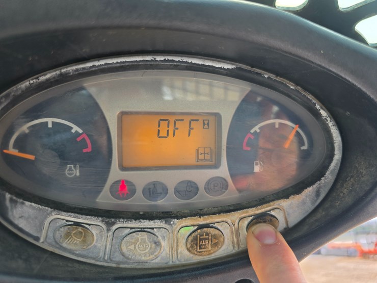 2013-bobcat-t590-image-61