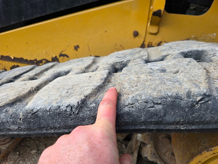 2020-caterpillar-259d3-image-48