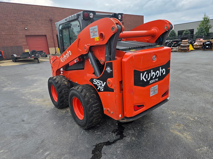 2023-kubota-ssv75-image-10