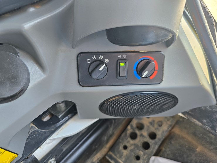 2024-bobcat-t770-image-75