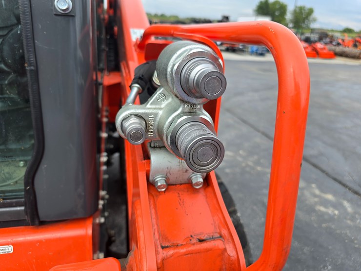 2023-kubota-ssv75-image-32