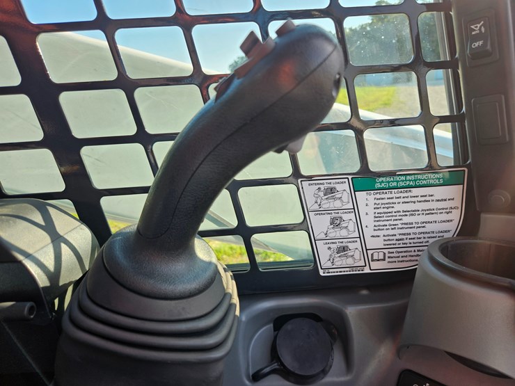 2022-bobcat-t770-image-48