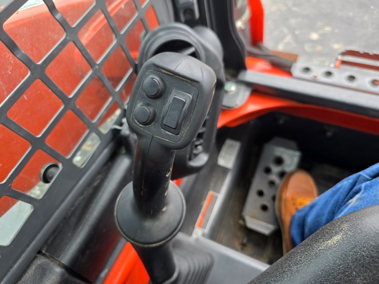 2023-kubota-ssv75-image-70