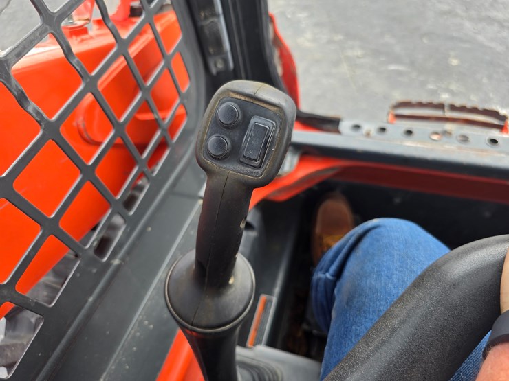 2019-kubota-ssv75-image-64