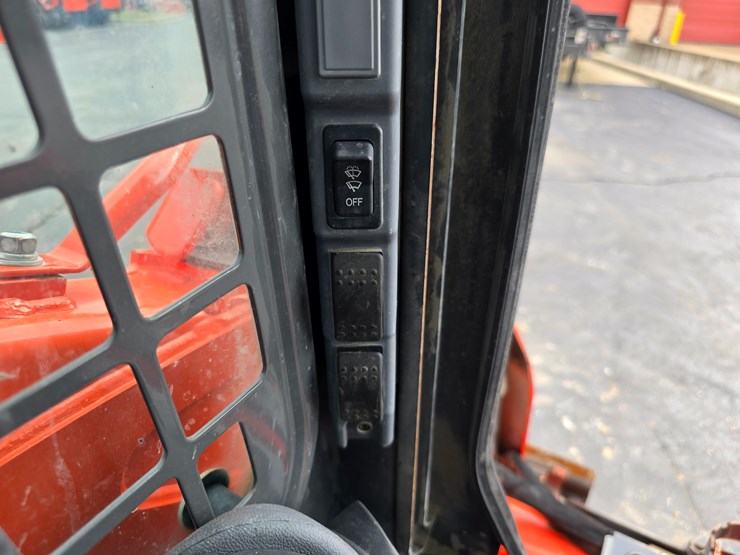 2019-kubota-ssv75-image-57