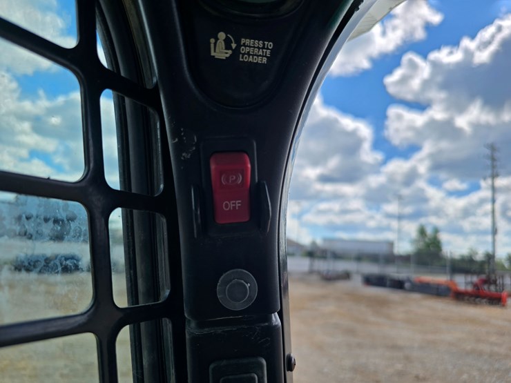 2013-bobcat-t590-image-58