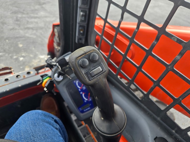 2019-kubota-ssv75-image-65