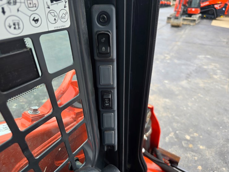 2023-kubota-ssv75-image-67
