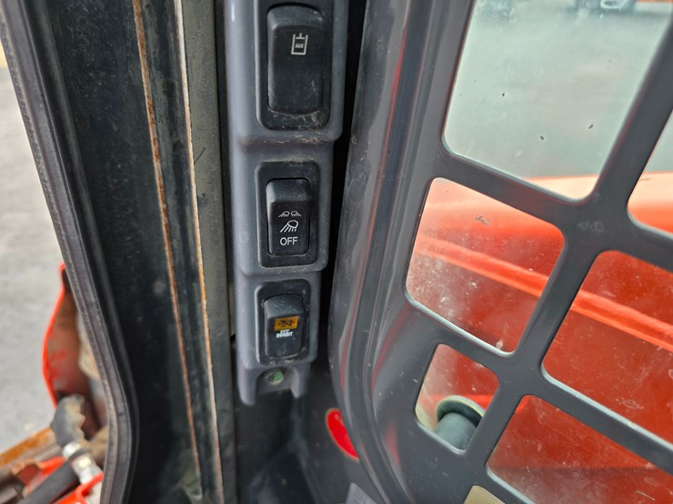 2019-kubota-ssv75-image-60