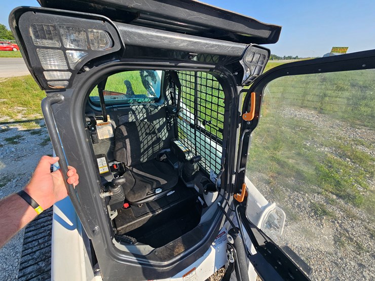 2022-bobcat-t770-image-31