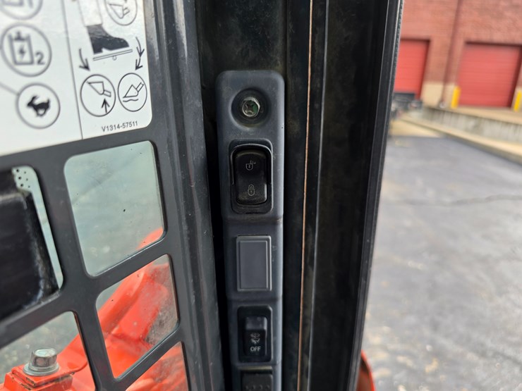 2019-kubota-ssv75-image-58